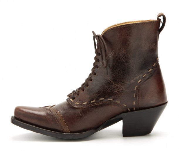 Añade a tu colección de botas vaqueras estos botines para mujer de estilo cabaret hechos en cuero marrón de aspecto vintage comprando online.