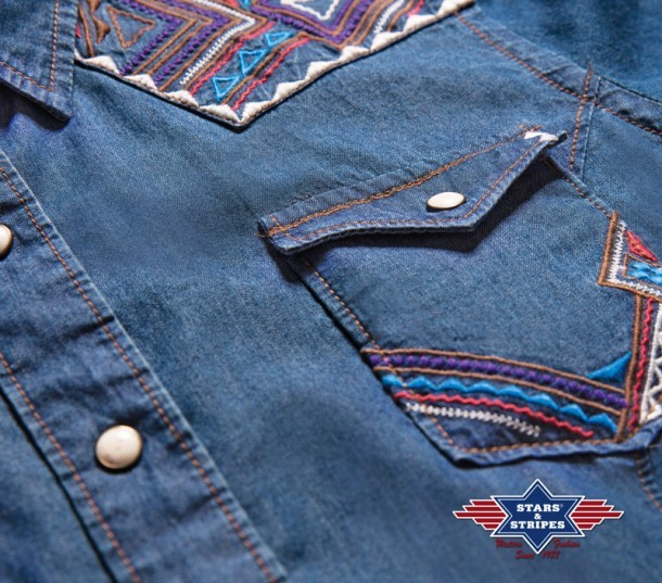 Camisa denim para mujer Stars & Stripes con bordado multicolor mosaico navajo