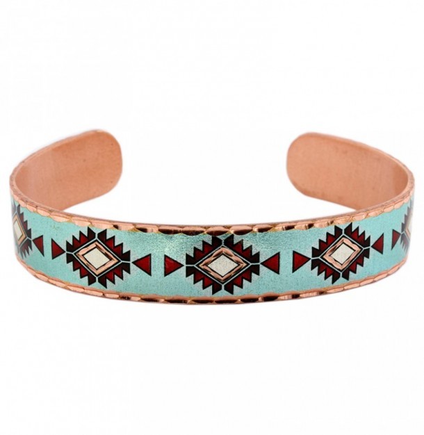 Compra esta pulsera de inspiración western hecha en cobre moldeable, con un diseño tribal rojinegro sobre fondo azul en nuestra tienda online vaquera.