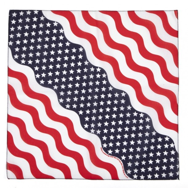 Pañuelo basado en el diseño y colores de la bandera de los Estados Unidos, al plegarlo se convierte en un vistoso pañuelo para el cuello, cabza o camisa