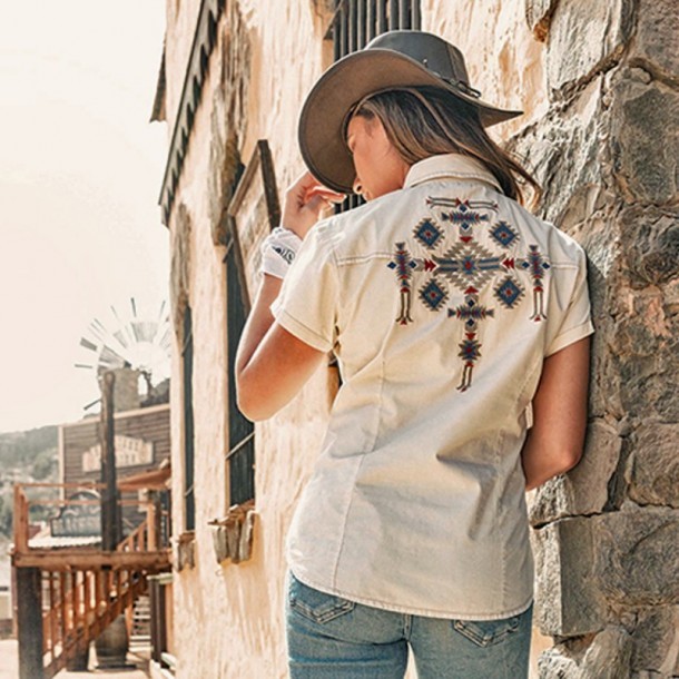 Blusa cowgirl estilo denim color beige con bordado mosaico azteca