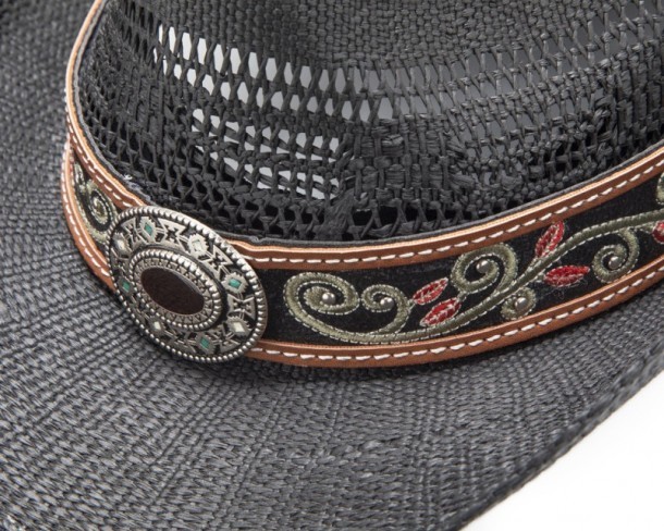 Sombrero country de paja negra calada con cinta de cuero bordada y hebilla decorativa