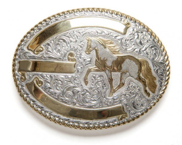 Hebilla vaquera chapada en plata y bronce Crumrine con caballo trotando