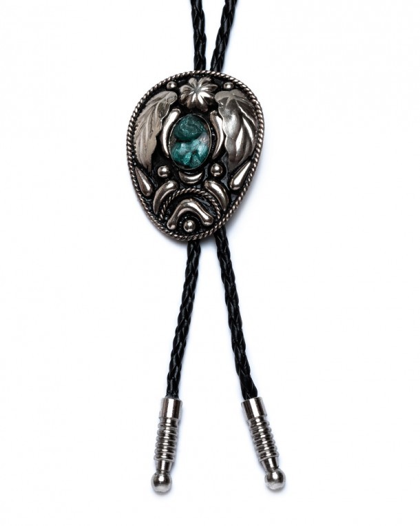Cowboy bolo tie for men and women made in alpaca with floral reliefs to wear with a denim shirt for sale at Corbeto