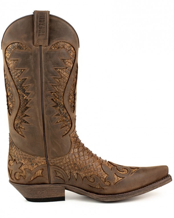 Sharp toe western boots