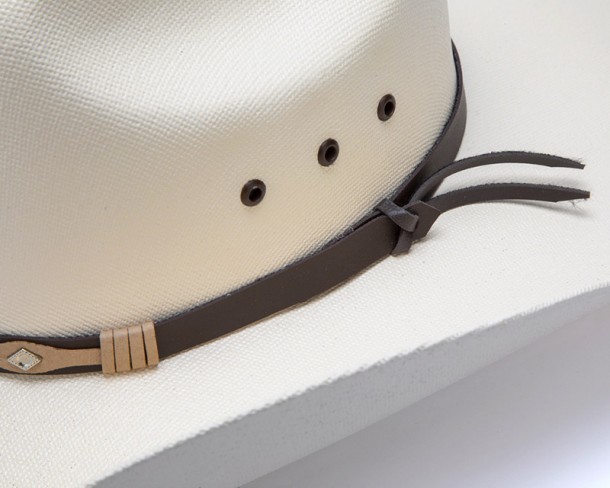 Sombrero western blanco económico de visera estrecha con cinta cowboy