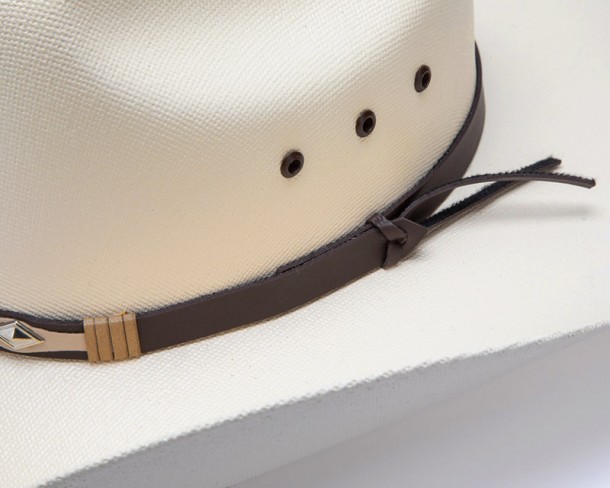 Sombrero cowboy blanco clásico unisex con cinta marrón bicolor y conchos grandes