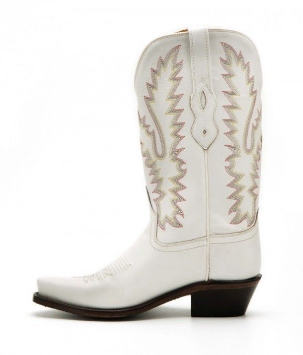 Ladies Old West fashion white leather boots, great for country dancing or to wear them daily