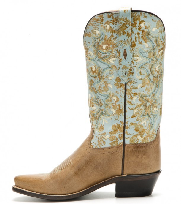 Compra en nuestra tienda online estas botas para mujer Old West hechas en cuero color beige con caña alta turquesa y bordados blancos.
