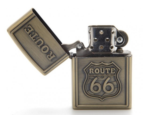 Encendedor metálico vintage con tapa logo grabado Ruta 66