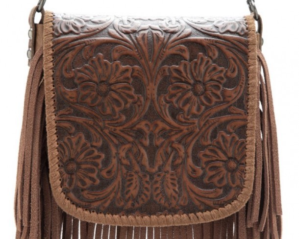 Bolso cruzado estilo western de cuero marrón con grabados florales y flecos