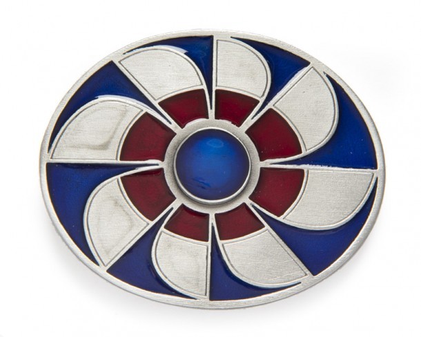 Hebilla americana esmaltada azul y roja con mosaico rosetón indígena