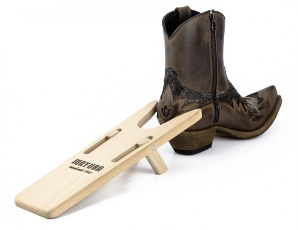 Descalzador de madera Mayura para botas cowboy y camperas