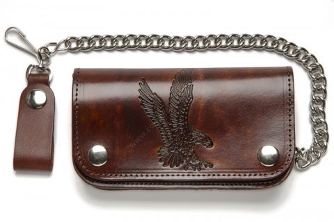 Compra en nuestra tienda especializada online esta cartera motera con cadena de tamaño mediano hecha en piel marrón con una águila grabada.